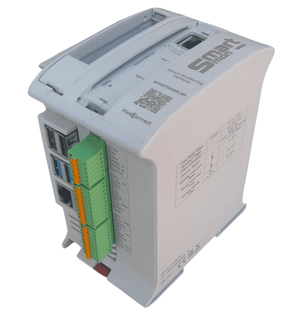 Módulo SmartMon RPI-1 en carcasa blanca, fotografiado sobre fondo claro en vista inclinada.
Incluye etiqueta con el logo SmartMon y código QR para identificación del equipo.
Se aprecian conectores laterales y bornes verdes para cableado e integración industrial.
