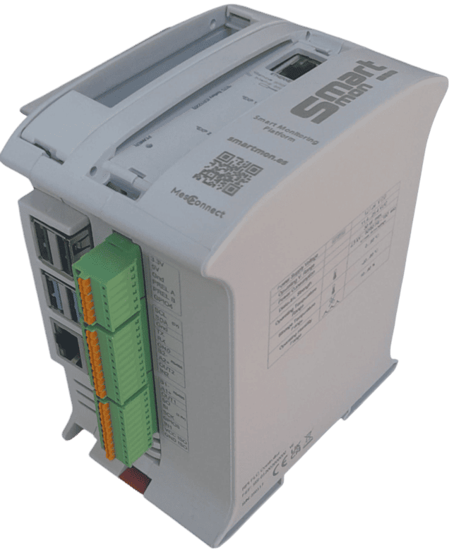 Módulo SmartMon RPI-1 en carcasa blanca, fotografiado sobre fondo claro en vista inclinada.
Incluye etiqueta con el logo SmartMon y código QR para identificación del equipo.
Se aprecian conectores laterales y bornes verdes para cableado e integración industrial.
