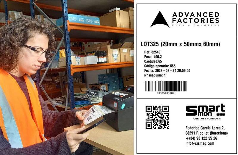 Operaria en almacén verificando una etiqueta de producción impresa con código QR y código de barras, asociada a un lote, cantidad, máquina y fecha, generada desde el módulo de etiquetas MES para identificación y trazabilidad.